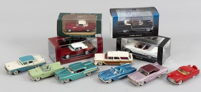 assortiment de petites voitures dans une boîte posée sur une surface blanche