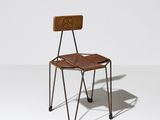 une image représentant une chaise avec une assise en bois et des pieds en métal