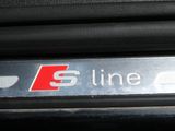 un gros plan sur la plaque d'immatriculation d'une voiture