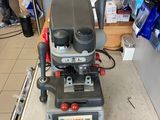une machine posée sur un comptoir dans un magasin