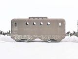 trois petits trains assis côte à côte sur une surface blanche