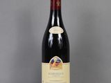 une bouteille de vin posée sur une table