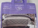 sac de voyage violet contenant un lot de quatre paires de chaussettes et une paire de chaussettes