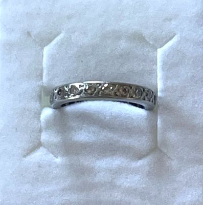 une bague en argent posée sur un morceau de papier