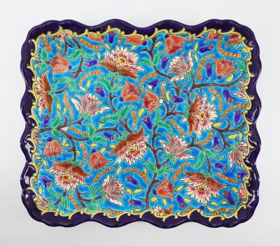un gros plan sur un plateau bleu orné de fleurs colorées