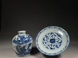 pair of chinese blue and white porcelain vases and saucer