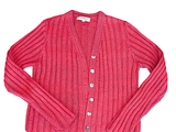 une photo d'un cardigan rose sur fond blanc