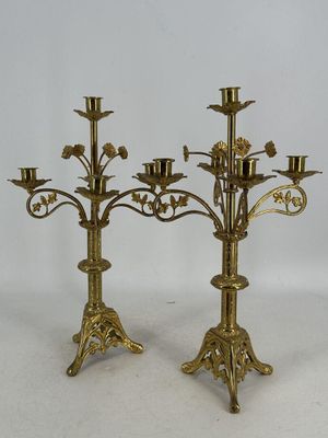 paire de candélabres anciens en laiton avec fleurs et feuilles
