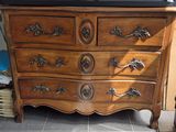 une commode sur laquelle est posée une télévision