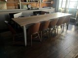 une longue table avec six chaises au milieu de la pièce