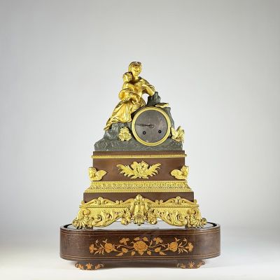 une horloge posée sur une table