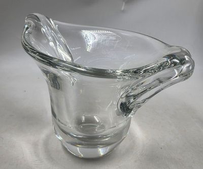 un verre contenant une cuillère, posé sur une table