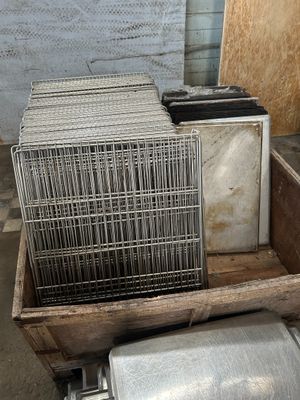 une boîte en bois contenant tout un tas d'objets métalliques