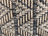un gros plan d'un panier tressé posé sur une table