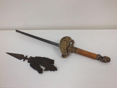 un couteau et un porte-couteau sur une table