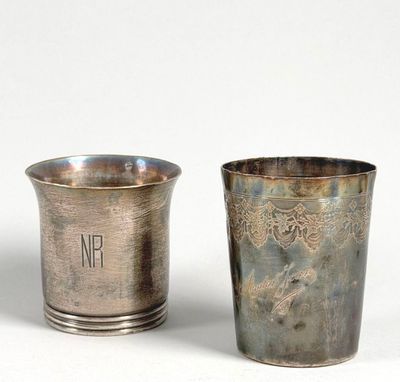 paire de tasses anciennes en métal argenté, ornées d'initiales