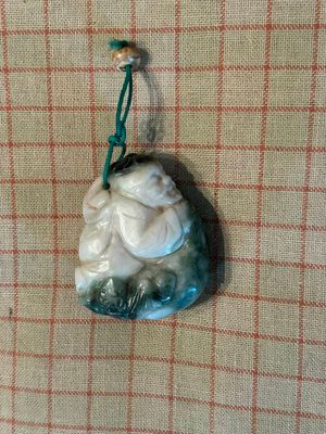 une photo d'une décoration en verre sur laquelle figure un petit garçon