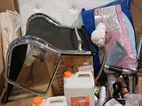 un tas d'objets qui traîne par terre