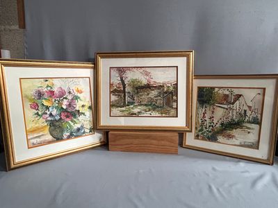 trois tableaux encadrés représentant des fleurs posées sur une table, sur fond bleu