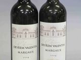 deux bouteilles de vin posées l'une à côté de l'autre sur une table
