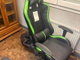 un fauteuil de gaming vert et noir et un fauteuil noir et vert