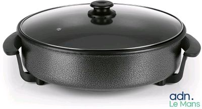 une image représentant une casserole noire avec un couvercle, sur fond blanc