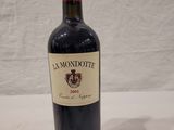 une bouteille de vin posée sur une table, avec une étiquette de prix