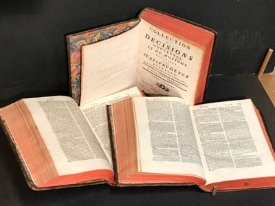deux livres ouverts posés l'un à côté de l'autre sur une table
