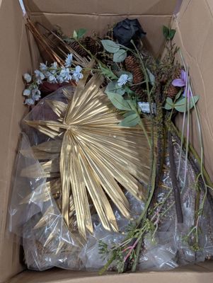 une boîte en carton contenant un bouquet de fleurs