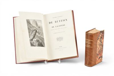 un livre ouvert posé à côté d'un autre livre