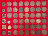 un assortiment de pièces d'argent et de bronze présenté dans un présentoir rouge