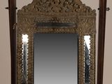 un miroir posé sur un pied, sur lequel est fixé un miroir