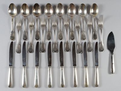 beaucoup de cuillères et de couteaux en argent sur la table