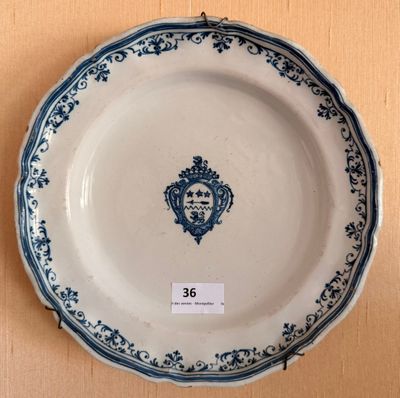 une assiette bleue et blanche posée sur une table en bois