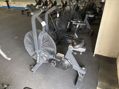une salle de sport avec une rangée de vélos d'appartement