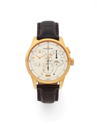 gros plan d'une montre-bracelet en or sur fond blanc