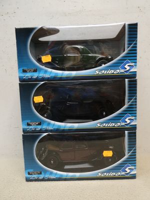trois boîtes de voitures télécommandées posées sur une table