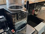 une machine à café posée sur une table