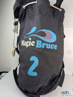 un sac noir orné d'un logo, posé sur une table