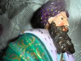 une figurine représentant un homme coiffé d'un turban violet