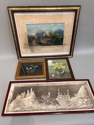 deux photos encadrées représentant un château et un vase de fleurs