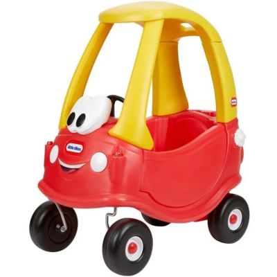 Le petit chariot « Cozy Wagon » de Little Tikes est rouge, avec un toit et des roues jaunes.