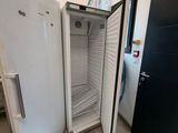 un réfrigérateur ouvert dans un coin de la pièce
