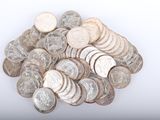 une pile de pièces d'argent sur une surface blanche