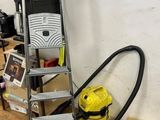 une photo d'une pièce dans laquelle se trouvent une échelle et un aspirateur