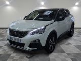 la voiture blanche est garée dans le garage sur le sol en damier