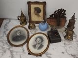 une table sur laquelle sont posés de nombreux objets anciens