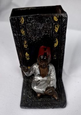 BERGMANN (attribué à). Figurine représentant un homme assis …