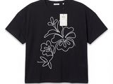 un t-shirt noir orné de fleurs blanches