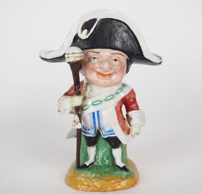 Porte-plume satyrique 1900 en porcelaine polychrome, "le mar…